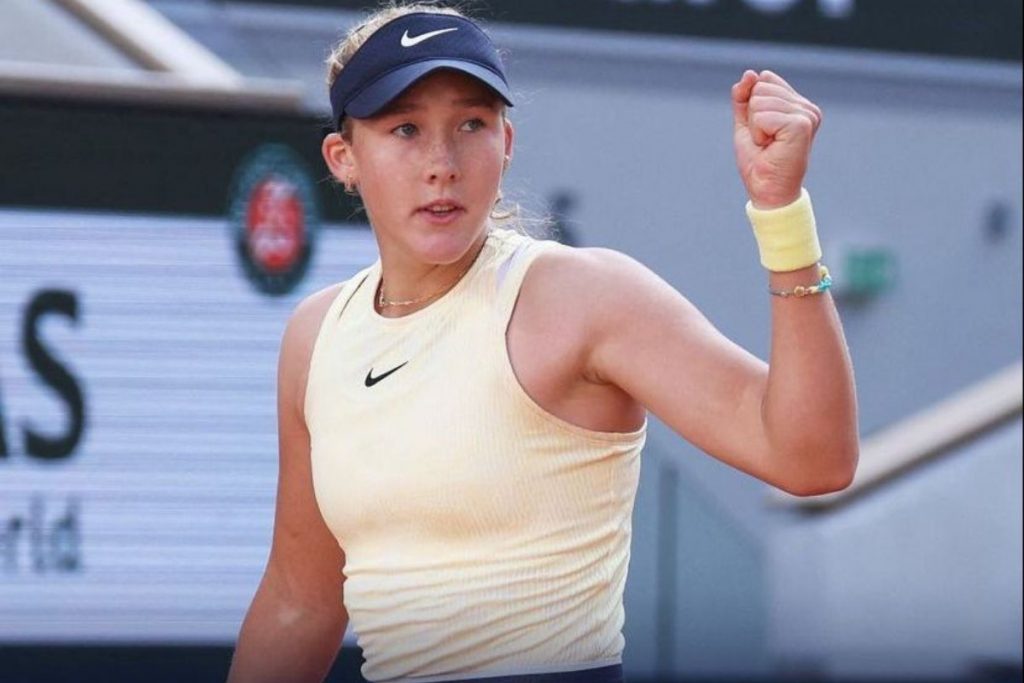 Aos 17 anos, Andreeva derrotou Sabalenka, a 2º melhor do mundo, nas quartas de final de Roland Garros