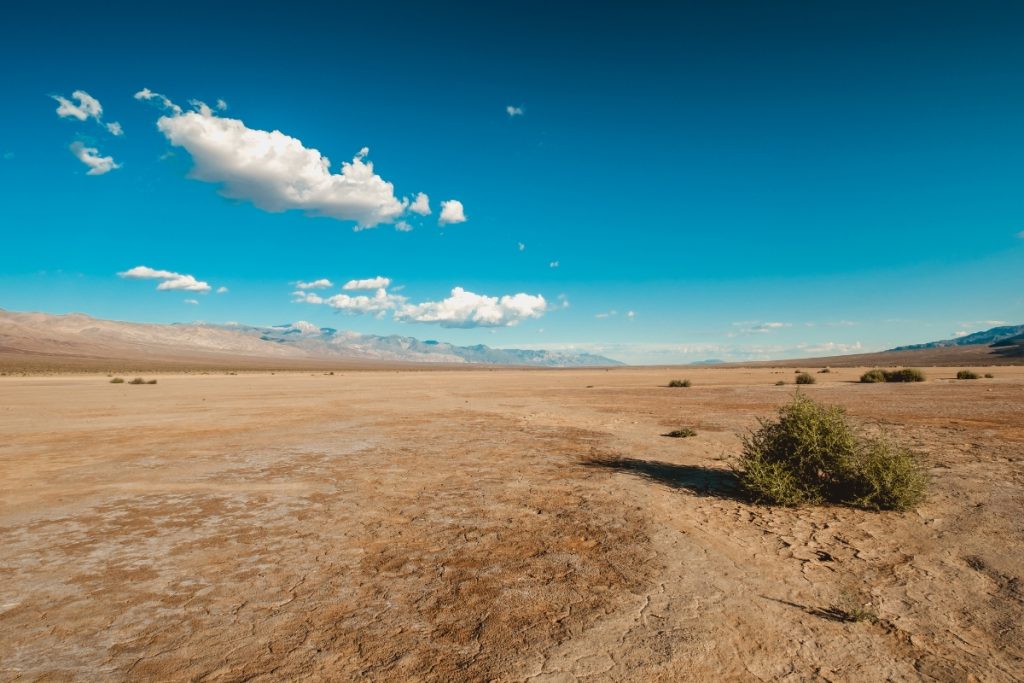 Objeto misterioso aparece em deserto e é investigado pelas autoridades