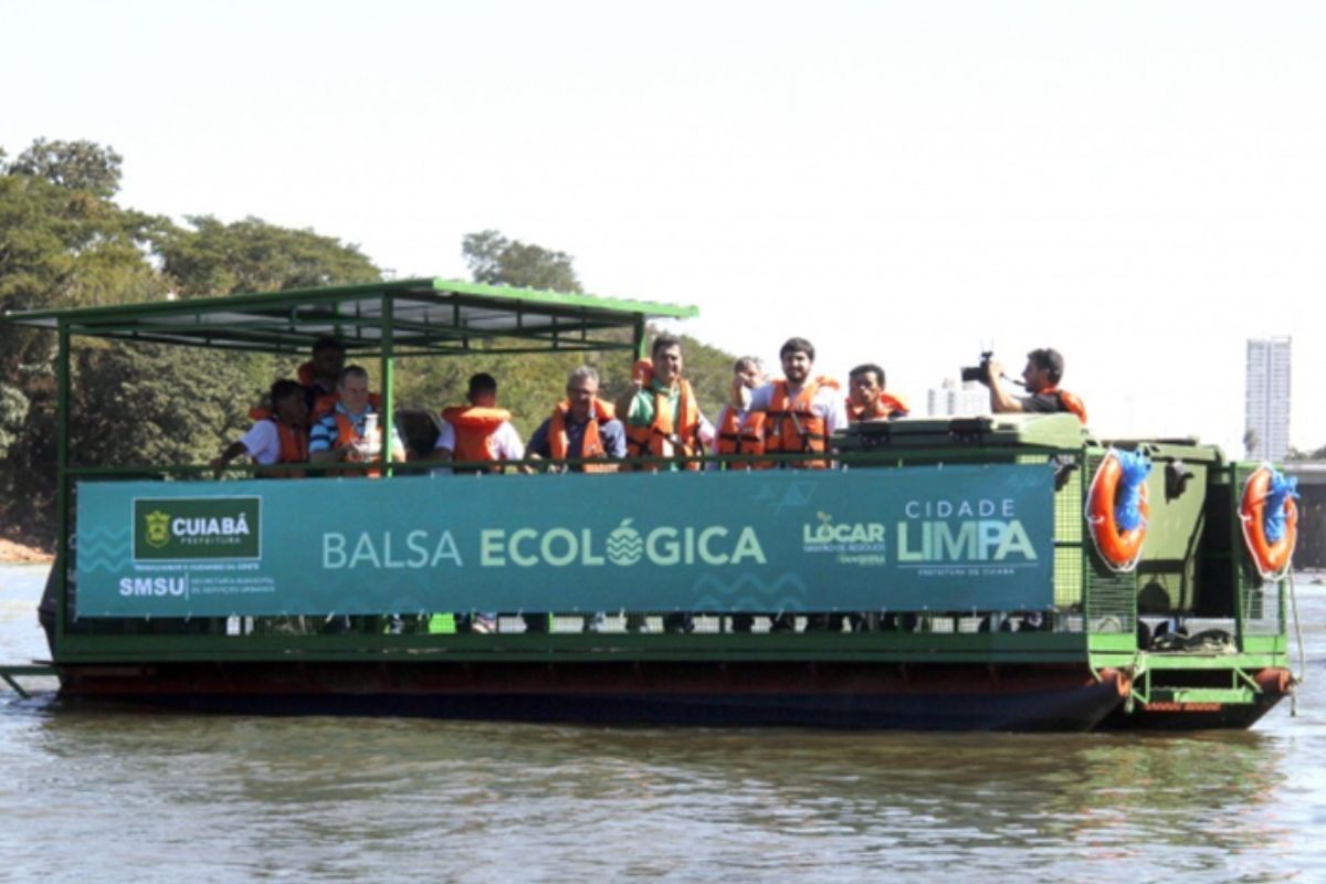 Balsa ecológica limpa 150 toneladas de lixo do Rio Cuiabá e animais são salvos