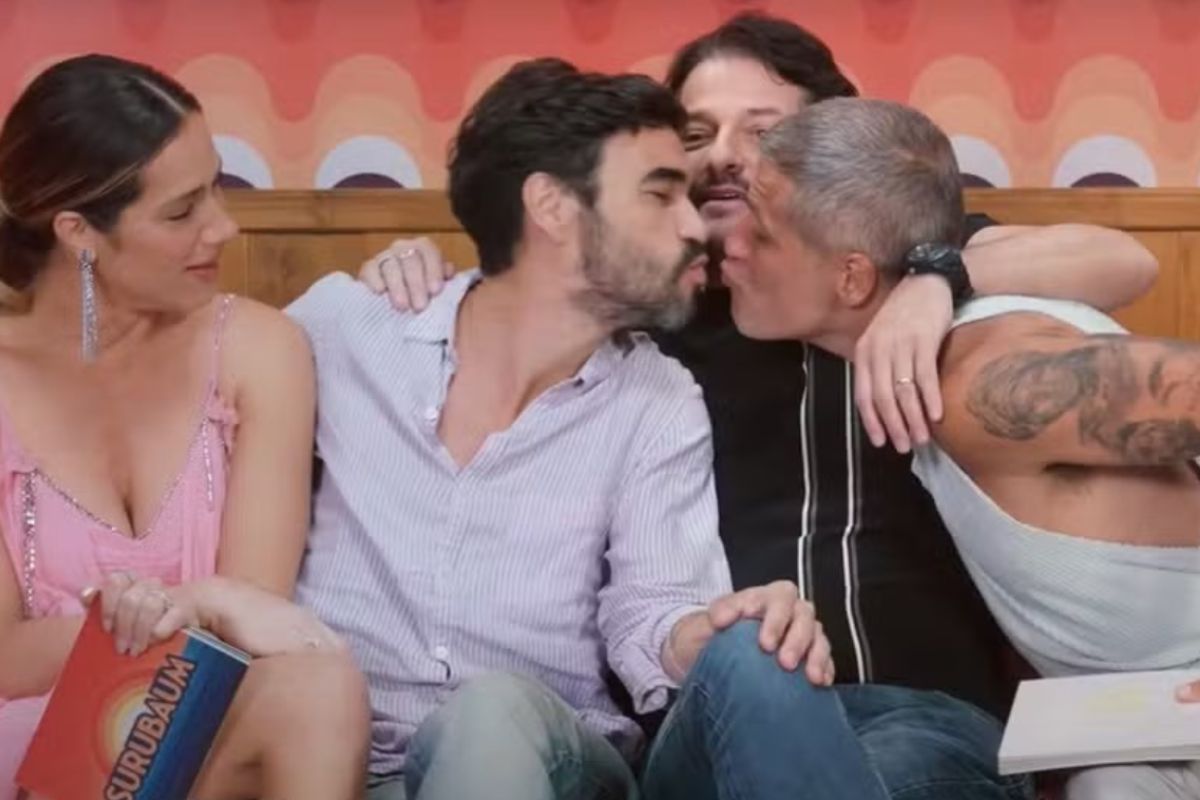 Bruno Gagliasso, Caio Blat e Marcelo Serrado dão beijo triplo; Veja