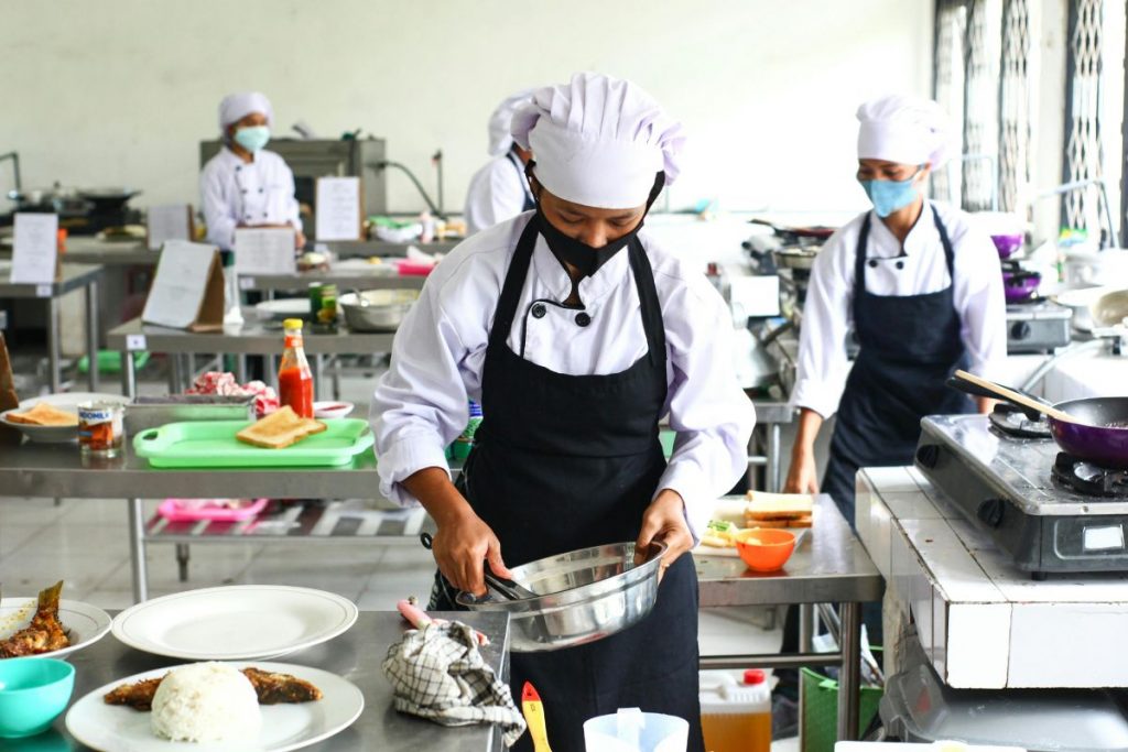 Restaurante é condenado a indenizar clientes por caso de capacitismo