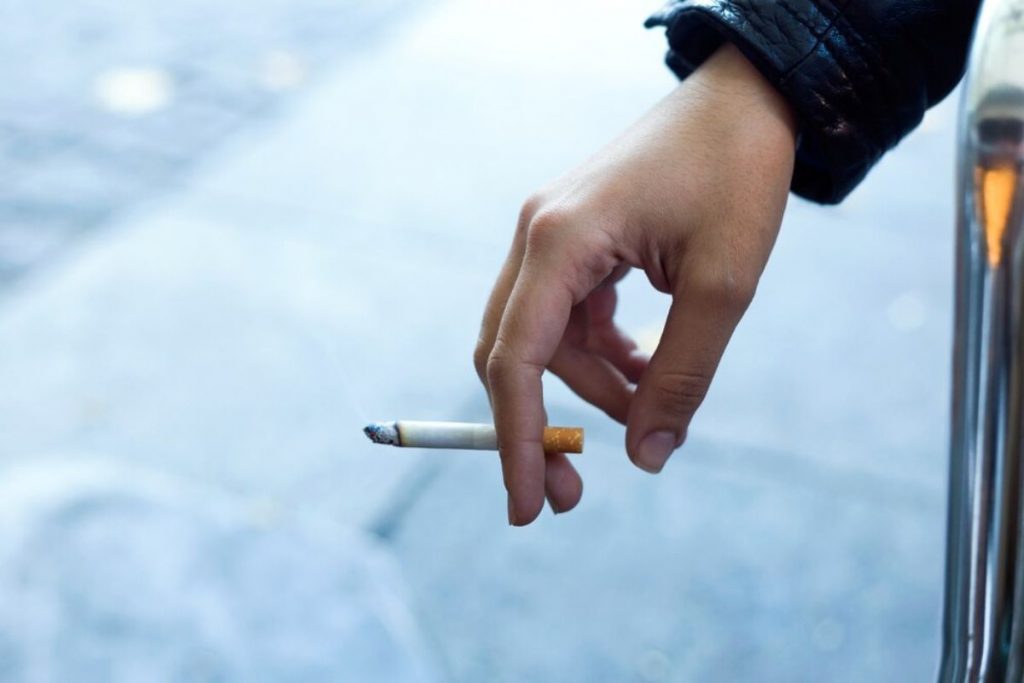 Os cigarros convencionais e eletrônicos prejudicam a longevidade; entenda