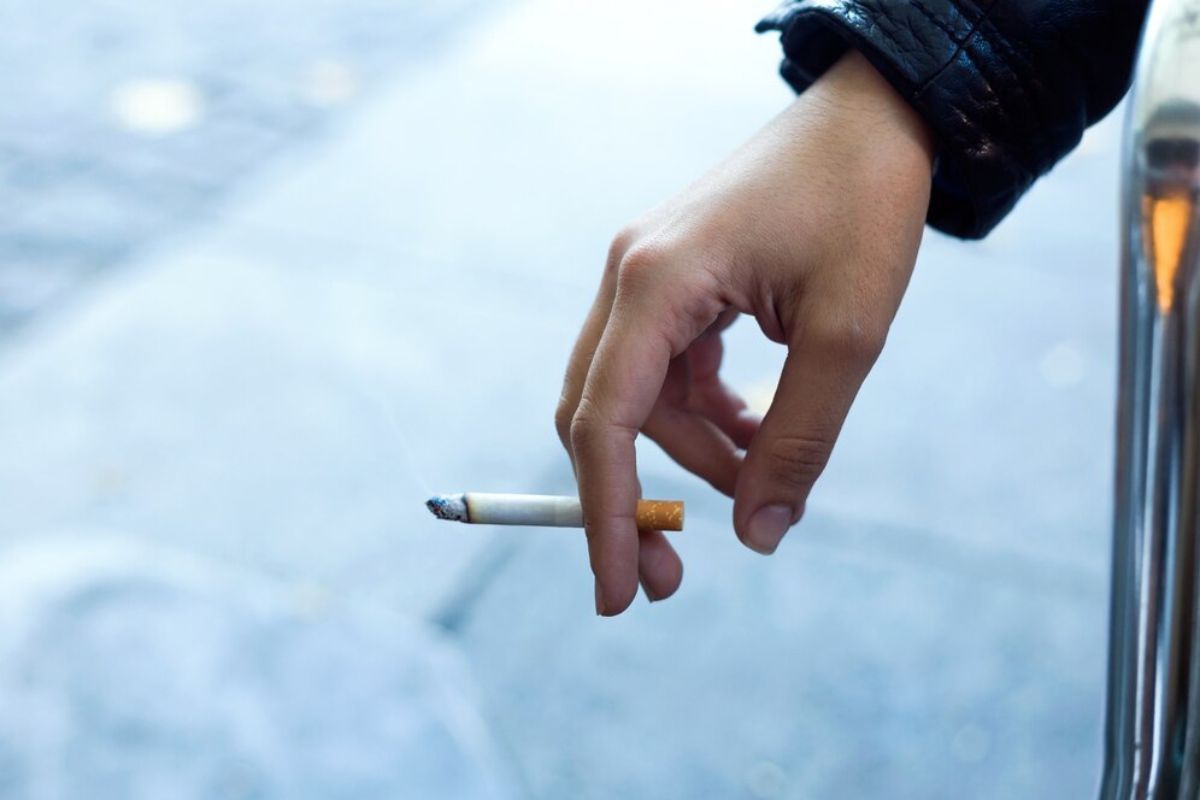 Os cigarros convencionais e eletrônicos prejudicam a longevidade; entenda