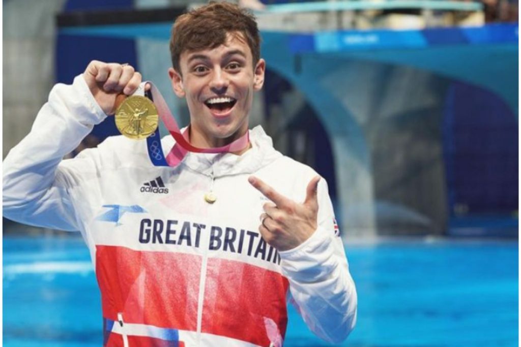 Tom Daley tricota na Vila Olímpica de Paris e chama atenção