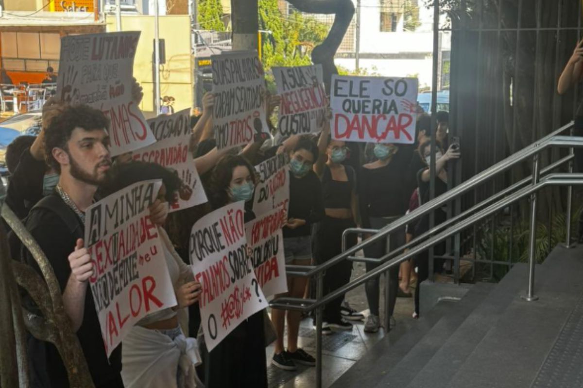 Estudantes protestam no Colégio Bandeirantes após suicídio