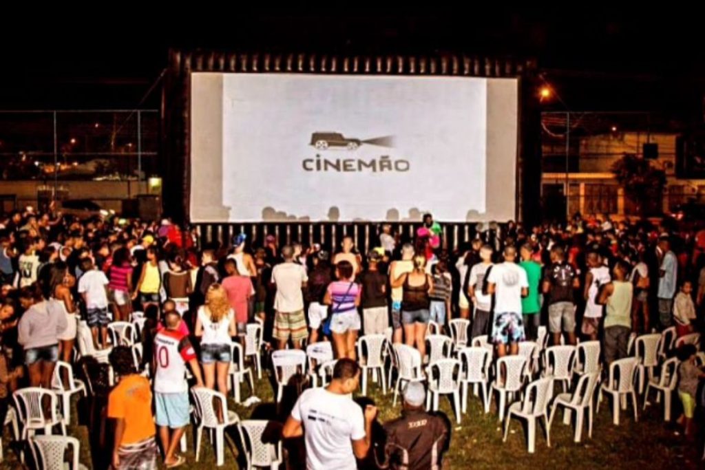 Projeto de cinema móvel leva animações gratuitas a Paraty