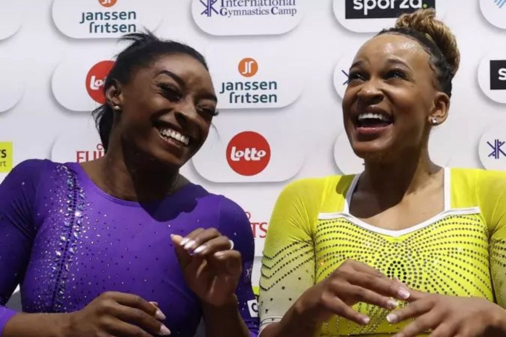 Reações de Rebeca Andrade e Simone Biles são capturadas por câmeras durante a final