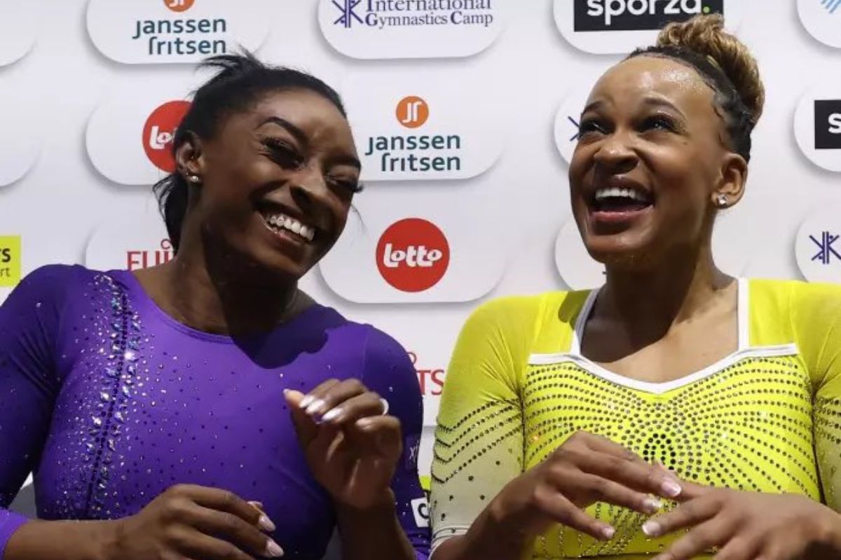 Reações de Rebeca Andrade e Simone Biles são capturadas por câmeras durante a final