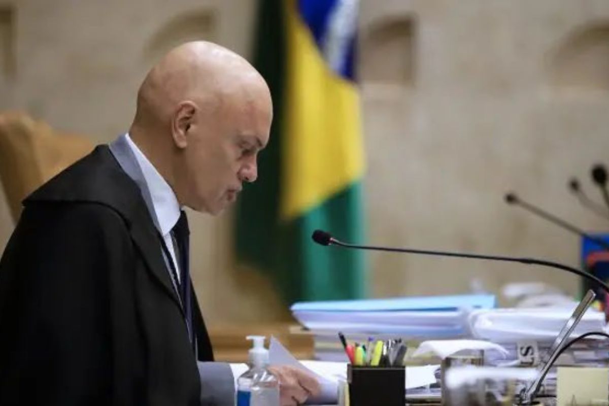 Defesa de ex-assessor de Moraes pede impedimento do ministro no inquérito