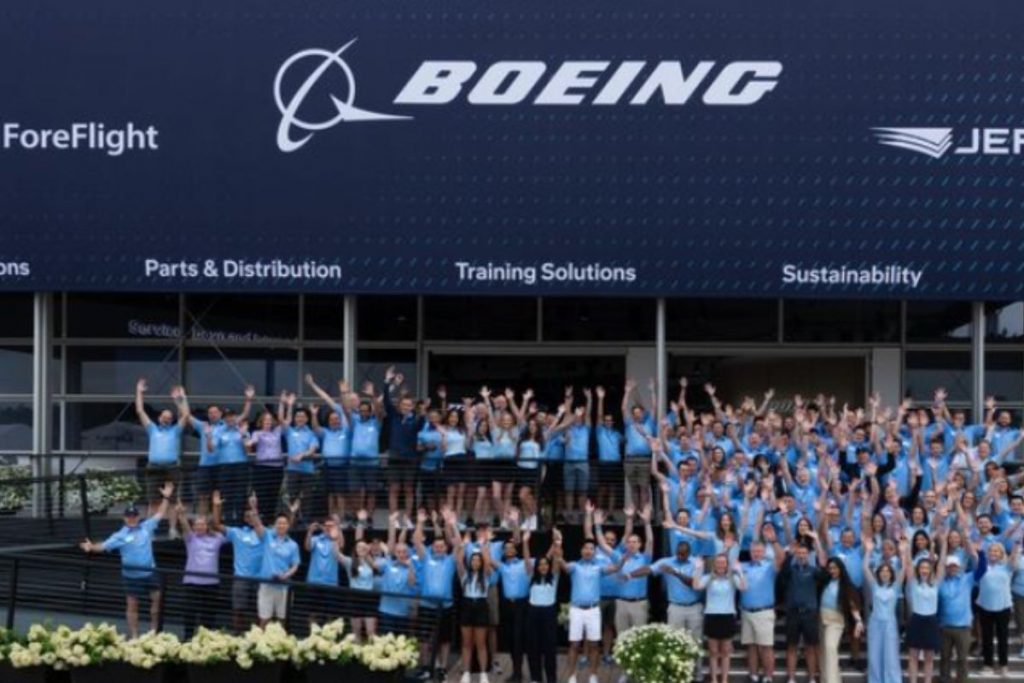 Boeing coloca trabalhadores em licença enquanto agrava crise