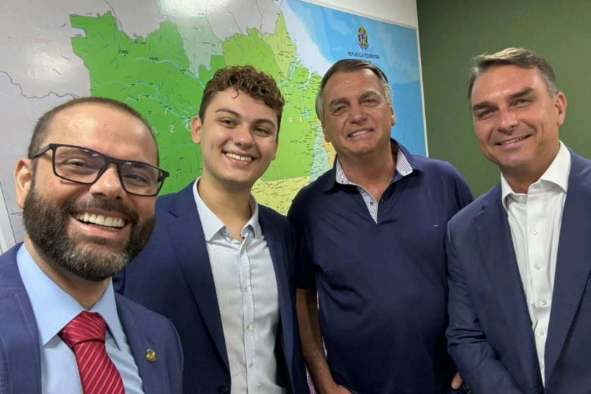 Senador usa tática de Bolsonaro e lança candidatura de filho