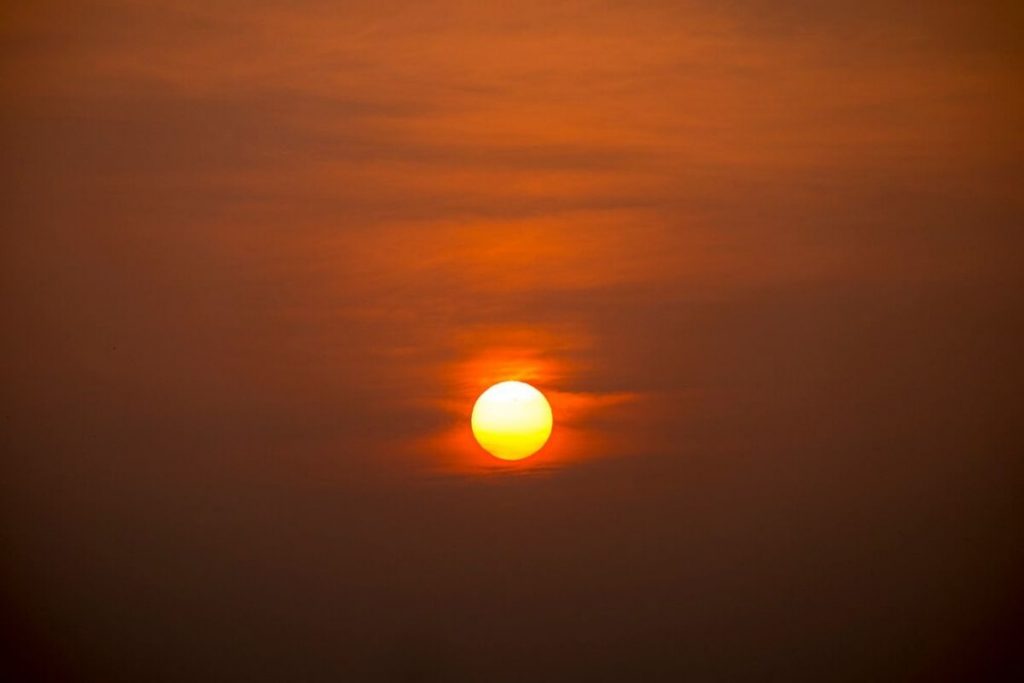 Pôr do sol laranja significa poluição extrema? Entenda