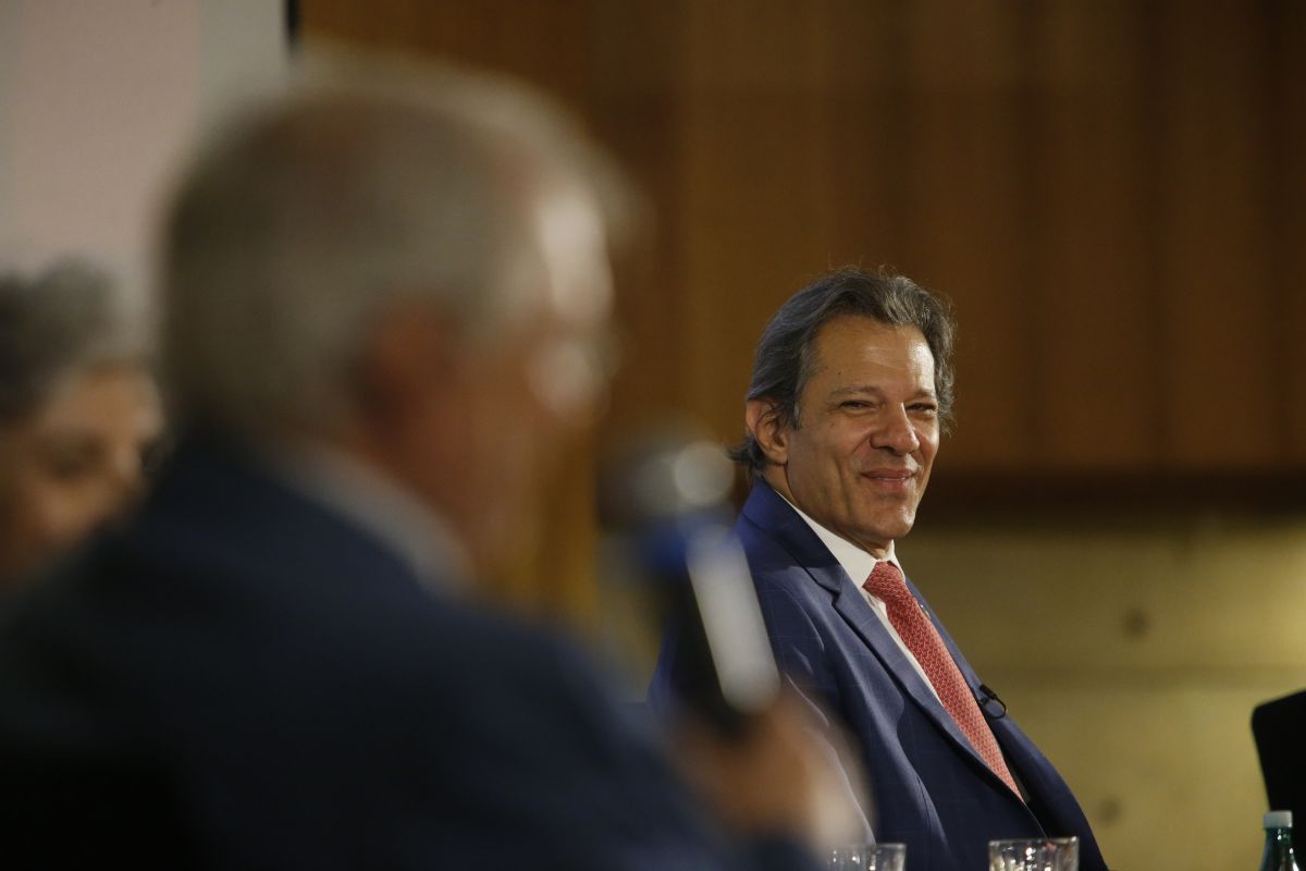 Haddad prepara corte de R$ 70 bilhões e mudanças no salário mínimo