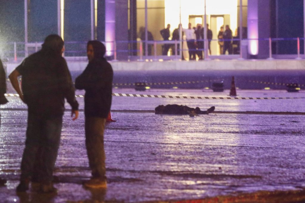 Homem detona explosivo em frente ao STF e morre na Praça dos Três Poderes