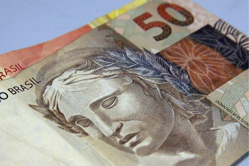 Real intensifica desvalorização e disputa pior desempenho com peso argentino em 2024