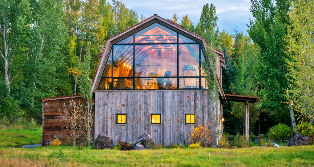 Uma casa com telhado Gambrel localizada em Jackson, no estado americano do Wyoming || Crédito: Audrey Hall via Inhabitat