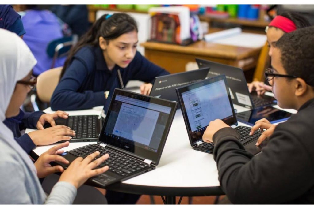 Sob gestão de Mena Fratelli, escolas em São Caetano do Sul ganham lousa digital, chromebooks e computadores para os professores