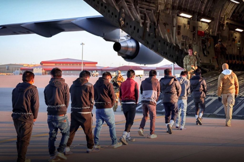 Violação de tratados: brasileiros deportados chegam ao país algemados