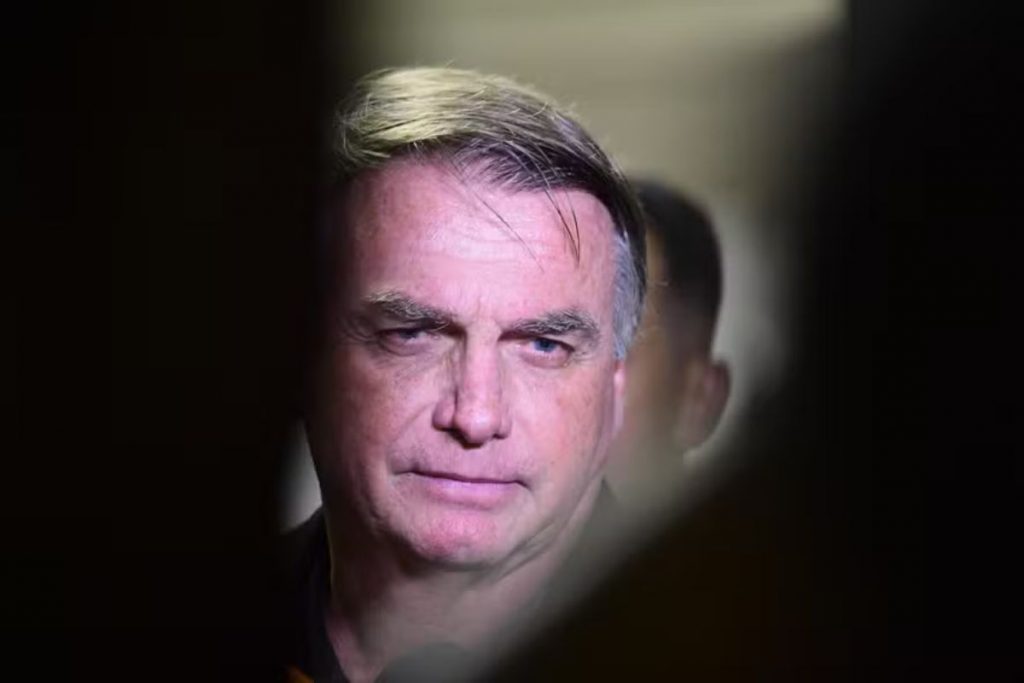 Bolsonaro se reúne com aliados e busca solução política para denúncias